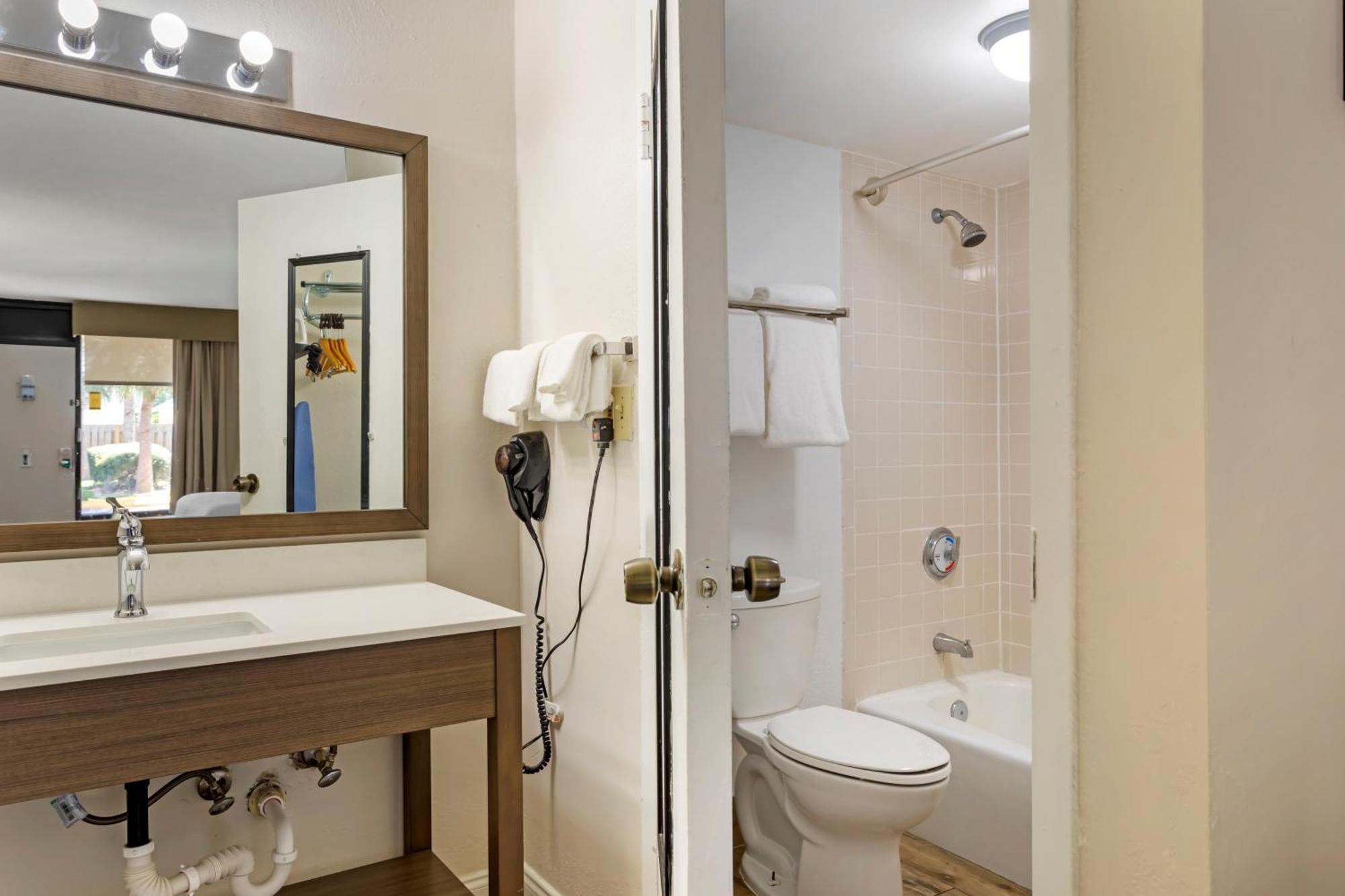Quality Inn & Suites St Augustine Beach Area شاطئ سانت اوجوستين المظهر الخارجي الصورة