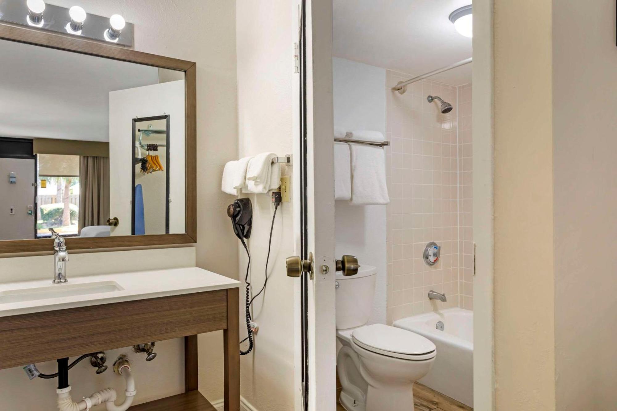 Quality Inn & Suites St Augustine Beach Area شاطئ سانت اوجوستين المظهر الخارجي الصورة